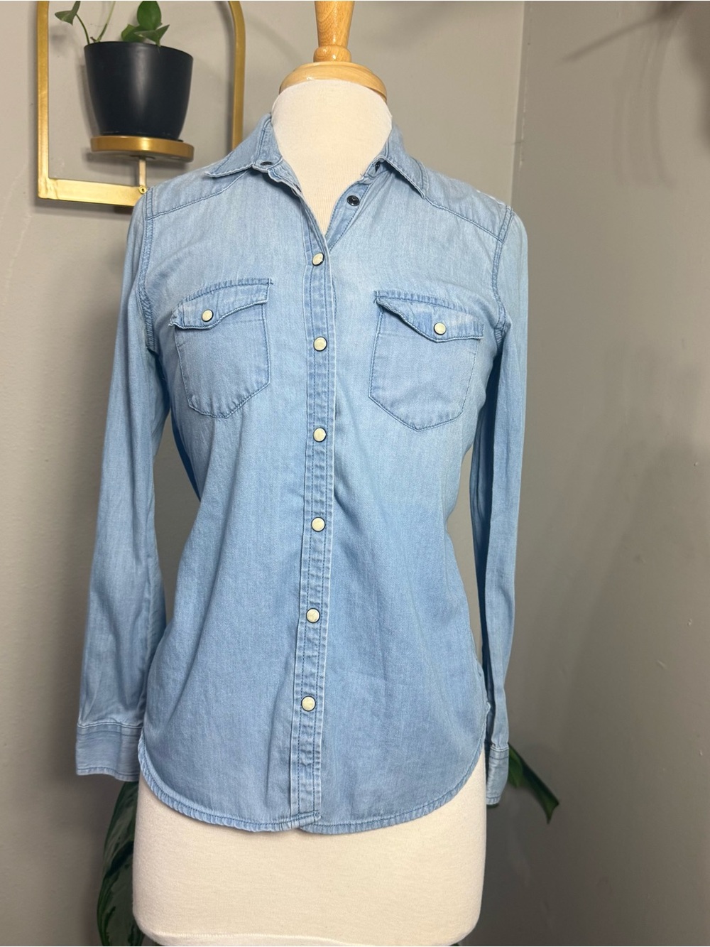 American Eagle Boyfriend Shirt Women’s Small Chambray Denim Snap Button Western